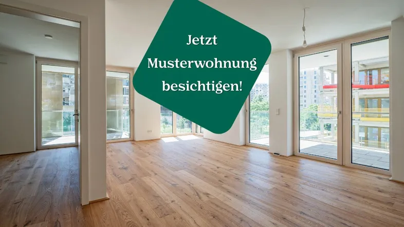 Heller Wohnraum mit Holzboden und großen Fenstern, die viel Tageslicht hereinlassen.