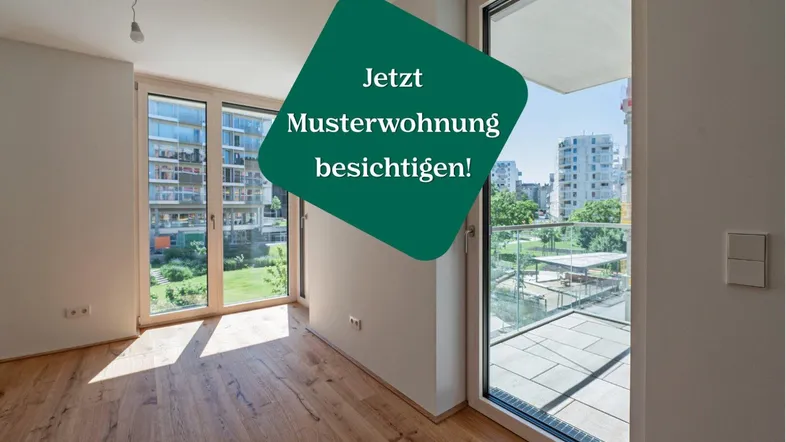 Helles Wohnzimmer mit Holzboden und Zugang zu einem Balkon mit Blick auf die Umgebung.