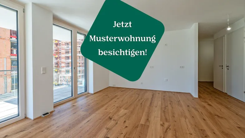 Helles Wohnzimmer mit Holzboden und großen Fenstern, die einen Blick auf die Baustelle bieten.