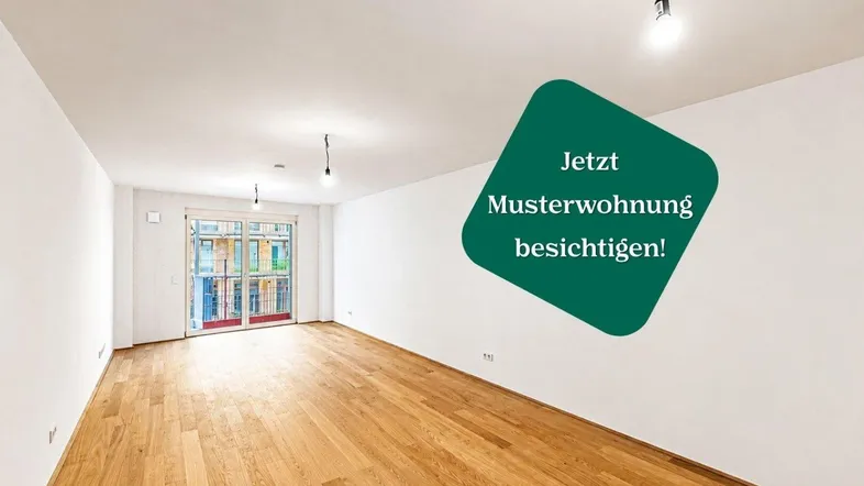 Heller, leerer Wohnraum mit Parkettboden und Zugang zu einem Balkon in einem Neubau.