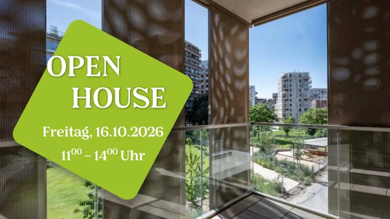 Moderner Balkon mit Glasgeländer und Fliesenboden, bietet einen weiten Blick auf eine Grünanlage und umliegende Gebäude.