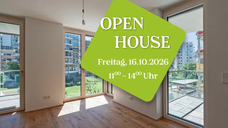 Heller Wohnraum mit Holzboden, raumhohen Fenstern und Zugang zu einem Balkon mit Stadtblick.