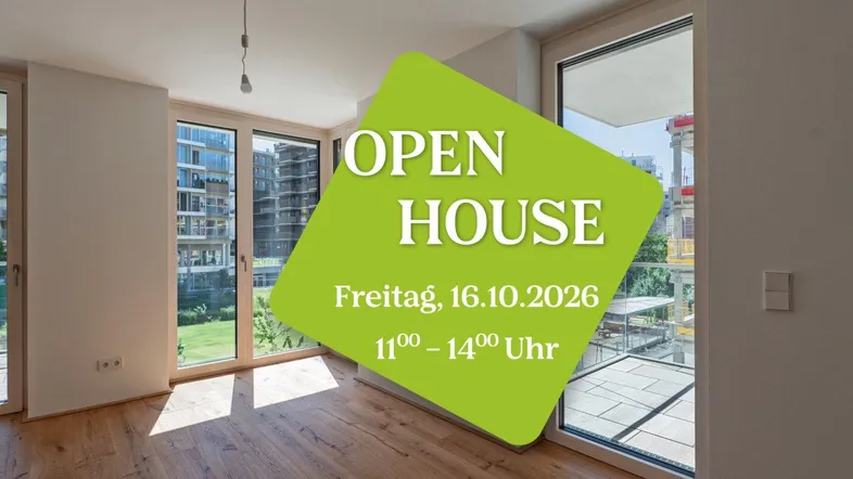 Heller, moderner Raum mit Holzboden, großen Fenstern und Zugang zu einer Terrasse.