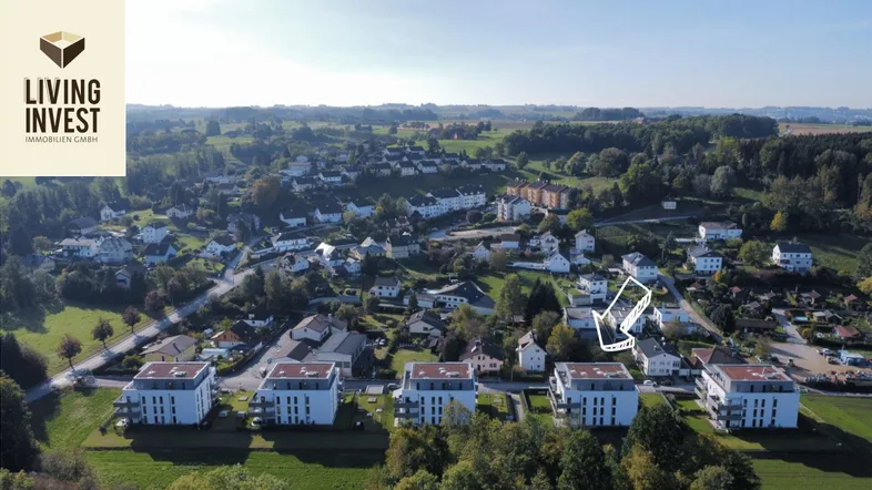 Luftaufnahme einer Wohnsiedlung mit modernen Gebäuden und ländlicher Umgebung, ideal für Familien.