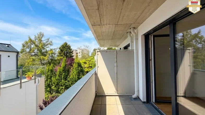 Geräumiger Balkon mit Fliesenboden und Blick ins Grüne, ideal zum Entspannen im Freien.