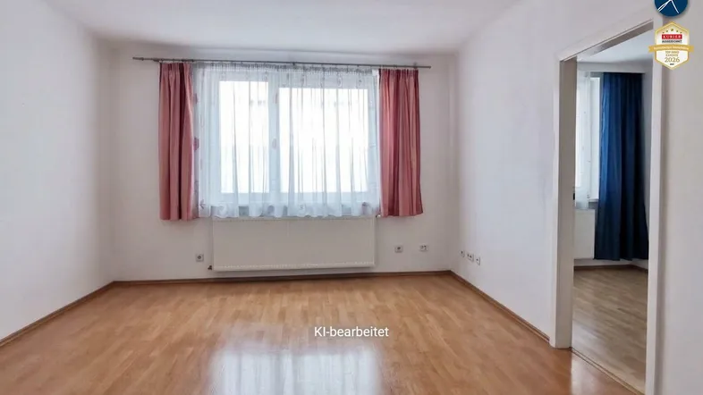 Heller Wohnraum mit Parkettboden und großem Fenster, bereit zur individuellen Gestaltung und Nutzung.