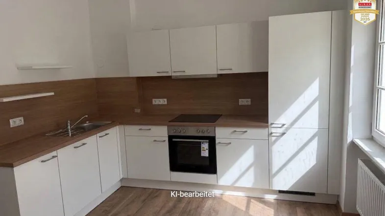 Moderne Einbauküche mit weißen Schränken, Holzarbeitsplatten und integrierten Geräten in hellem Raum.