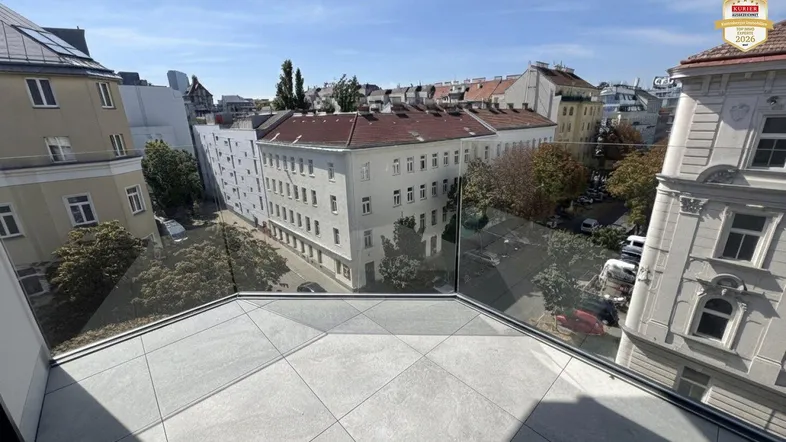 Geräumige Dachterrasse mit modernem Glasgeländer und weitem Blick über die Stadt.
