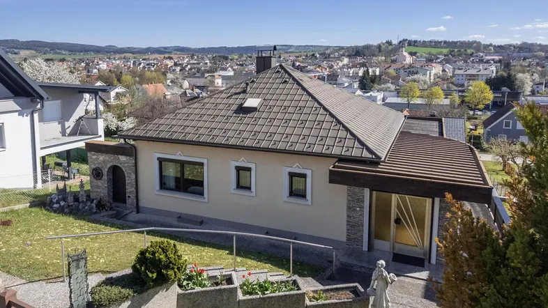 Einfamilienhaus mit Satteldach und Garten in Hanglage mit Weitblick über die Stadt.