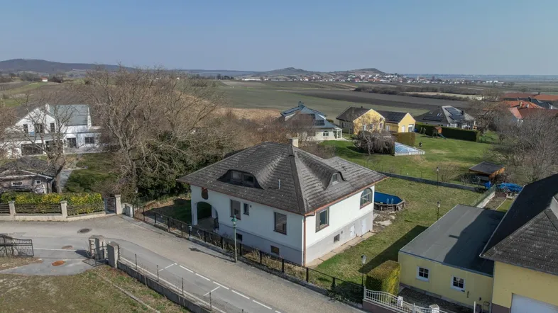 Luftaufnahme des Hauses mit umliegender Landschaft und Blick auf die Nachbarschaft.