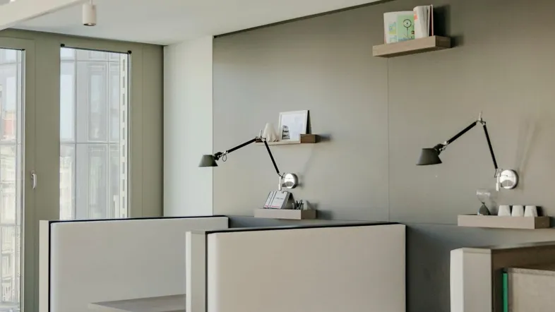 Moderner Bürobereich mit gemütlichen Sitznischen und Arbeitsplätzen, ideal für konzentriertes Arbeiten.
