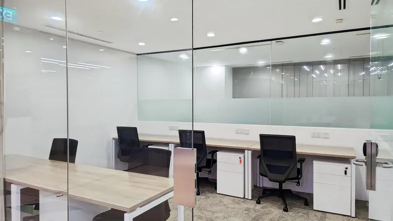 Modernes Büro mit Glaswänden, mehreren Arbeitsplätzen und funktionalen Möbeln für eine produktive Arbeitsumgebung.