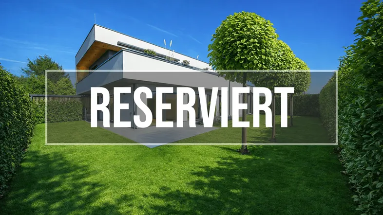 Modernes Haus mit gepflegtem Rasen und Hecken, umgeben von viel Grün. Das Haus ist reserviert.