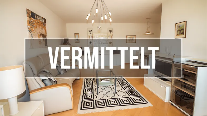 Helles Wohnzimmer mit modernem Kronleuchter, Parkettboden und einem Teppich mit geometrischem Muster.