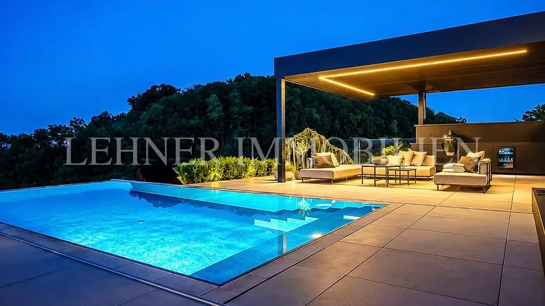 Moderner Infinity-Pool mit beleuchteter Terrasse und Lounge-Möbeln bei Sonnenuntergang.