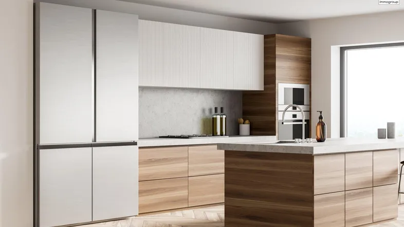 Moderne Küche mit Holz- und weißen Schränken, integrierten Geräten und einer Kücheninsel.