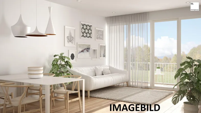 Helles Wohn- und Esszimmer mit modernen Möbeln, Holzboden und Zugang zu einem Balkon mit Weitblick.