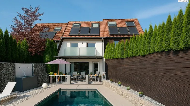 Modernes Reihenhaus mit privatem Pool, Sonnenterrasse und gepflegtem Gartenbereich.