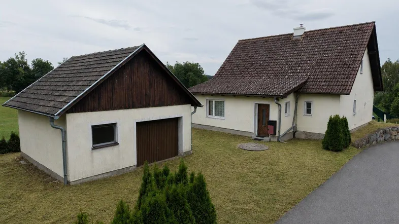 Wohnhaus mit Garage