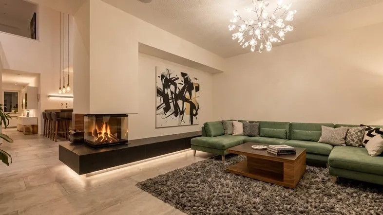Modernes Wohnzimmer mit gemütlichem Kamin, großem Sofa und stilvoller Beleuchtung.