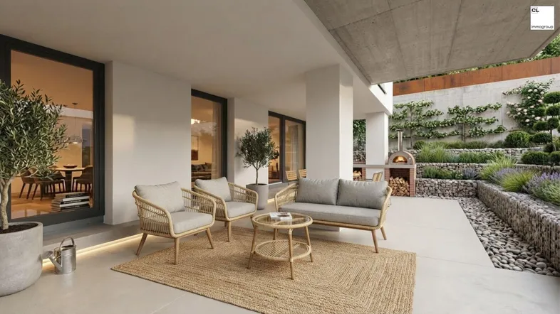 Moderne Terrasse mit bequemen Loungemöbeln, Pizzaofen und einem schön angelegten Gartenbereich.