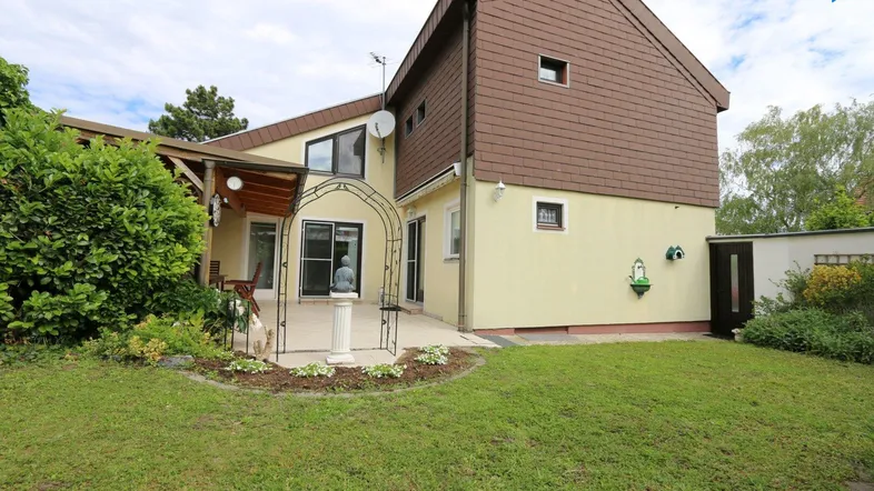 Sehr gepflegtes großzügiges Eckreihenhaus , Garten, Pergola, Terrasse, 4,5 Zimmer, plus Kellerräume, Garage