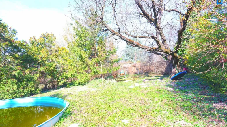 Großer Gartenbereich mit altem Baumbestand, Schaukel und einem kleinen Aufstellpool.