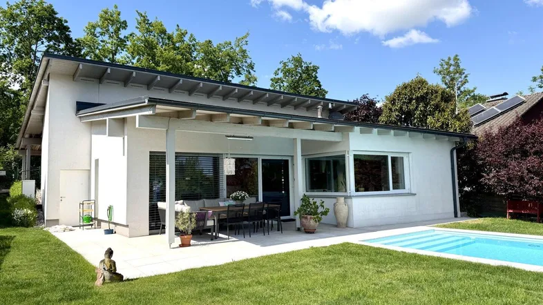 Elegantes Einfamilienhaus mit weitläufigem Garten, großer Terrasse und einem erfrischenden Swimmingpool.
