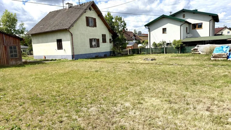 Einfamilienhaus mit großem Grundstück und viel Potenzial in ländlicher Umgebung.