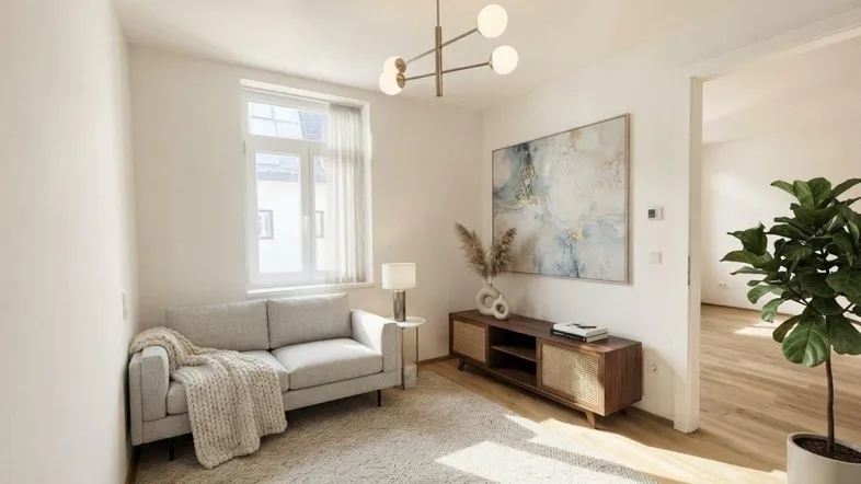 Helles Wohnzimmer mit modernem Sofa, Teppich und stilvoller Dekoration, durchflutet von Tageslicht.