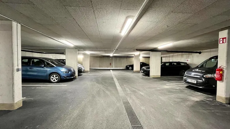 Geräumige Tiefgarage mit mehreren Stellplätzen, guter Beleuchtung und solider Betonkonstruktion.