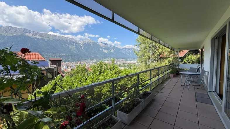 Geräumiger Balkon mit atemberaubendem Bergblick, ideal für Entspannung im Freien und Pflanzenliebhaber.