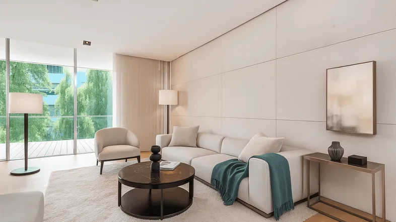 Helles, modernes Wohnzimmer mit beigem Sofa, Holzboden und großen Fenstern mit Blick ins Grüne.