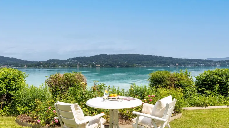 Idyllisches Seehaus mit prachtvollem Seezugang direkt am Wörthersee