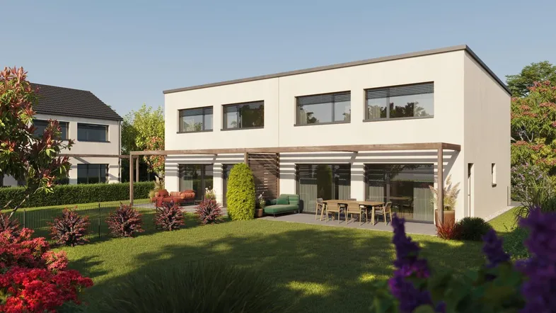 Moderne Doppelhaushälfte mit großem Garten und möblierter Terrasse unter einer Pergola.