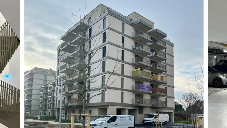 Modernes Treppenhaus mit Metallgeländer und Holzverkleidung, das zu den oberen Etagen führt.