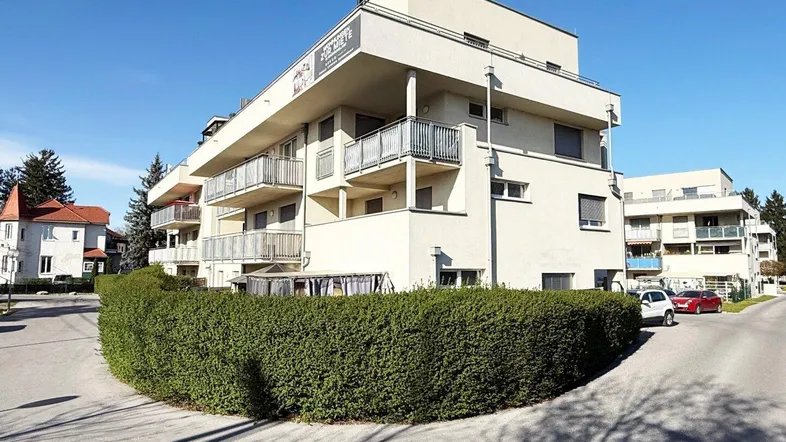 Ansicht des Mehrfamilienhauses mit zeitgenössischer Architektur und Balkonen.