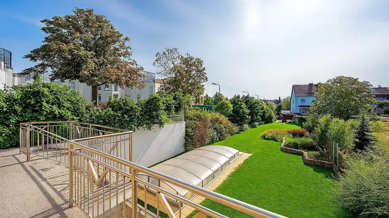 Terrasse mit Gartenansicht