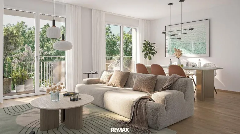 Helles Wohn- und Esszimmer mit modernem Sofa, Holzboden und Zugang zum Balkon mit Blick ins Grüne.