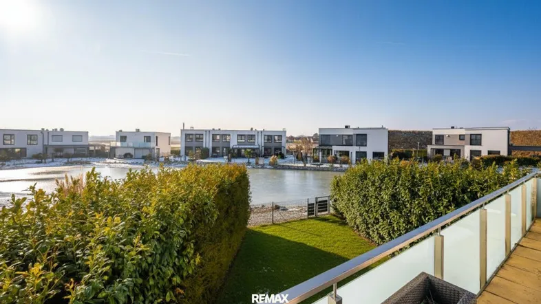 Balkon mit weitem Blick auf die umliegende Siedlung und den Teich.
