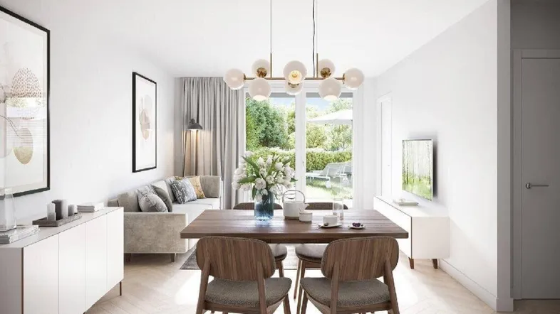 Heller Wohn- und Essbereich mit modernem Design, Holztisch und Zugang zum grünen Garten.