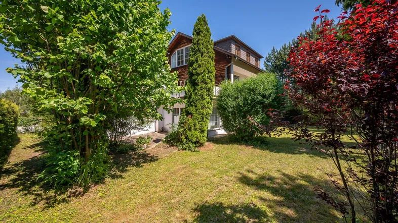 Großzügiger Gartenbereich mit altem Baumbestand und Blick auf das charmante Einfamilienhaus.