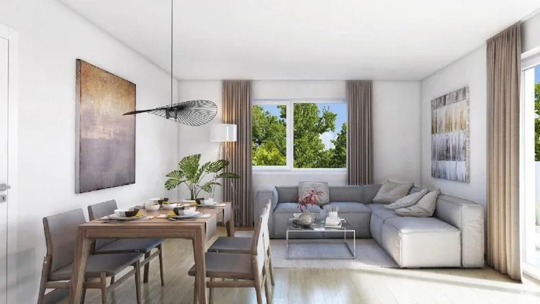 Modernes Wohn- und Esszimmer mit hellem Parkettboden, bequemer Sitzecke und Zugang zum Balkon.