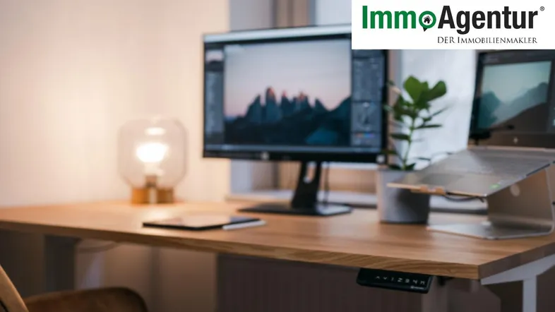 Modernes Home-Office mit Holzschreibtisch, Monitor und Laptop, ideal für produktives Arbeiten.