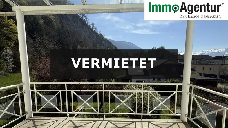 Überdachter Balkon mit Bergblick und weitem Blick ins Grüne, ideal zum Entspannen.