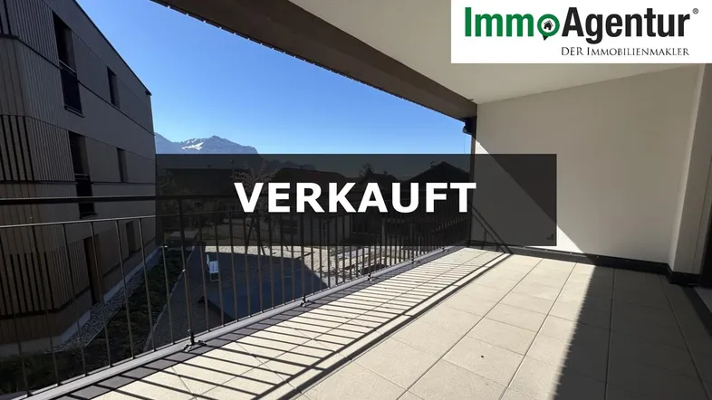 Geräumiger Balkon mit Fliesenboden und weitem Blick auf die umliegende Berglandschaft.