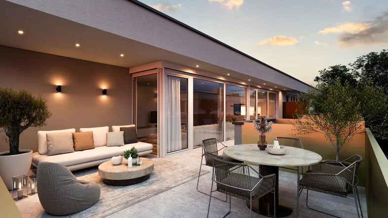 Moderne, möblierte Terrasse mit Lounge-Bereich und Esstisch, ideal für entspannte Abende im Freien.