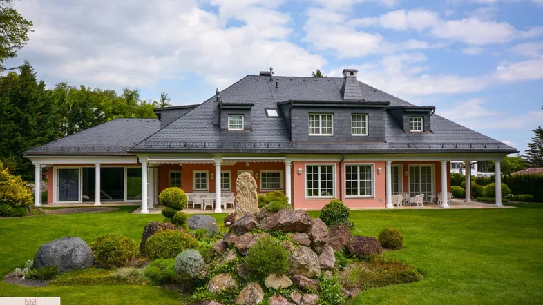 Extravagante Luxusvilla mit Sauna und Hallenbad - am Waldrand von Gießhübl mit Wienblick