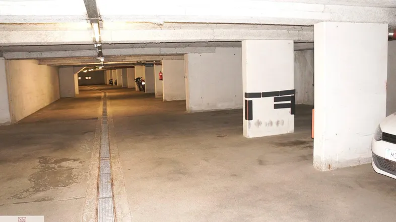 Geräumige Tiefgarage mit Betonstützen und ausreichend Stellplätzen für Fahrzeuge.