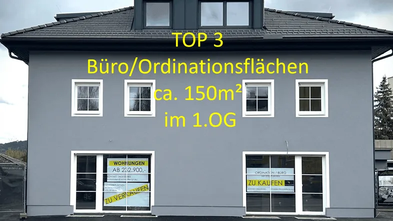 Modernes Gebäude mit grauer Fassade und weißen Fenstern, das Büro- und Ordinationsflächen im ersten Obergeschoss anbietet.